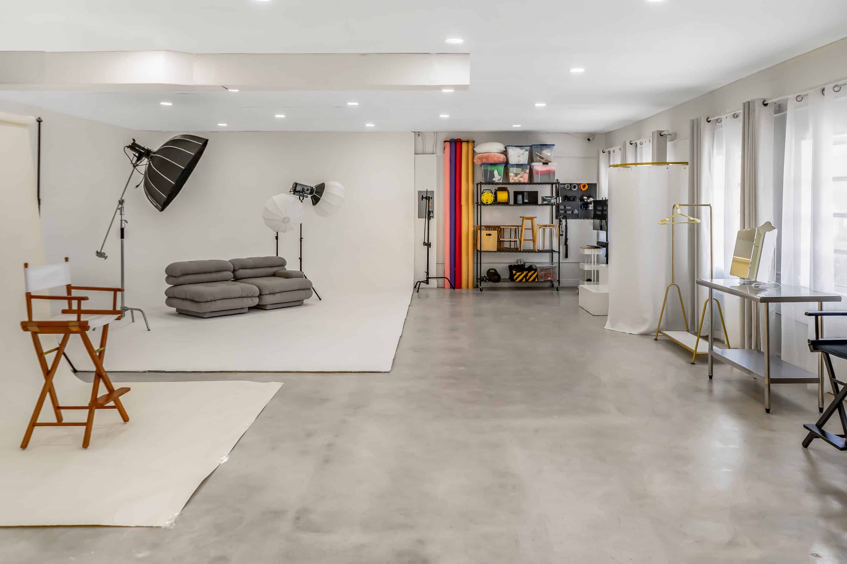 Influencer-friendly studio in Downtown Miami near Brickell with Instagrammable sets and private rental