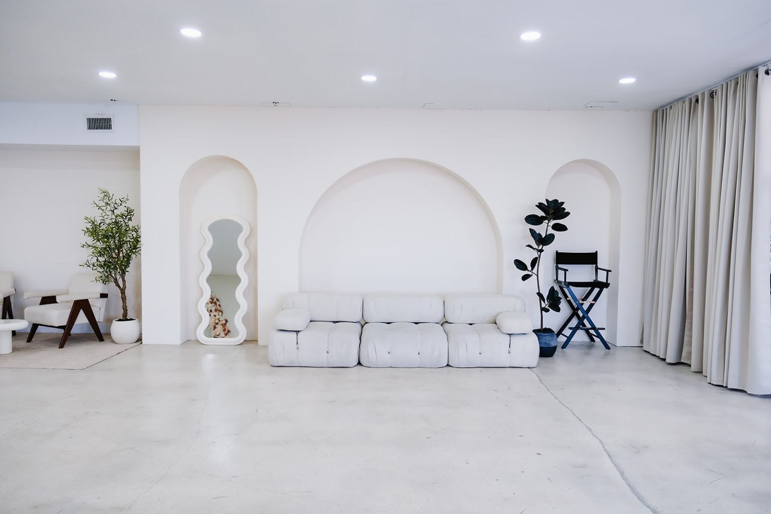 Fashion and editorial photo studio near Miami Beach, with cyclorama and styled sets