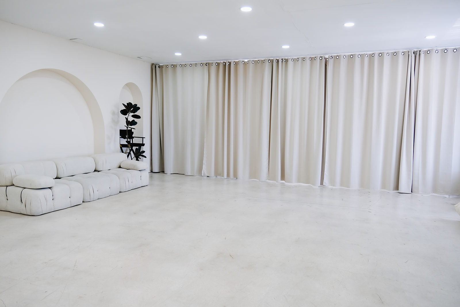 Seamless backdrop options in a Miami photo studio with multiple colors for shoots