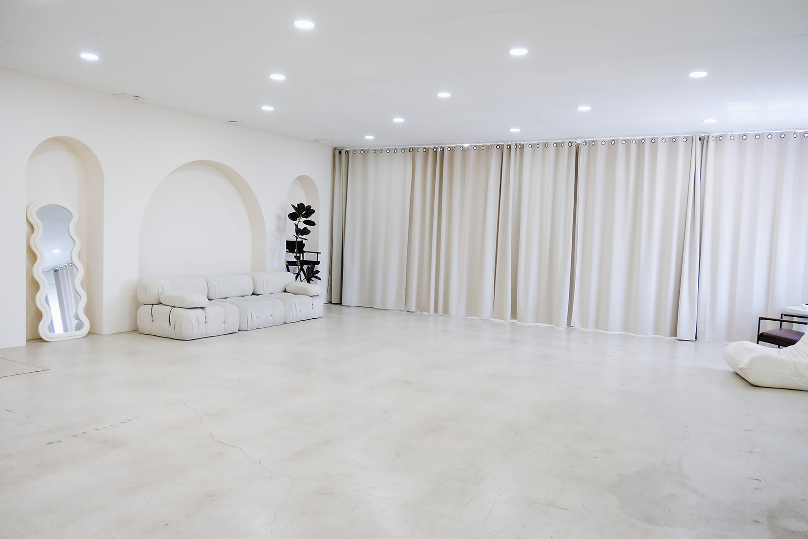 Photo Studio vs. Location Shoot in Miami: How to Choose