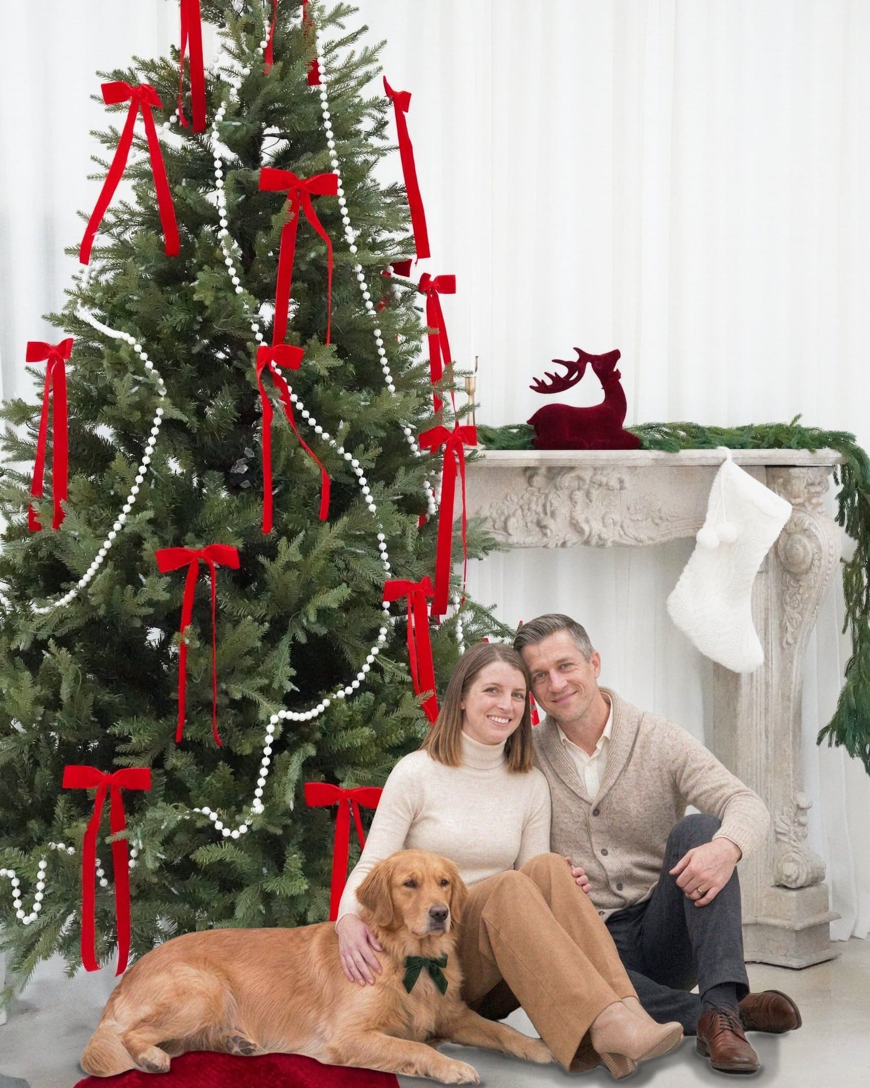 Christmas photography in Miami | Creative Canvas Photo Studio Miami Set de fotos navideñas en Miami pareja en el piso junto a la chimenea con su golden retriever