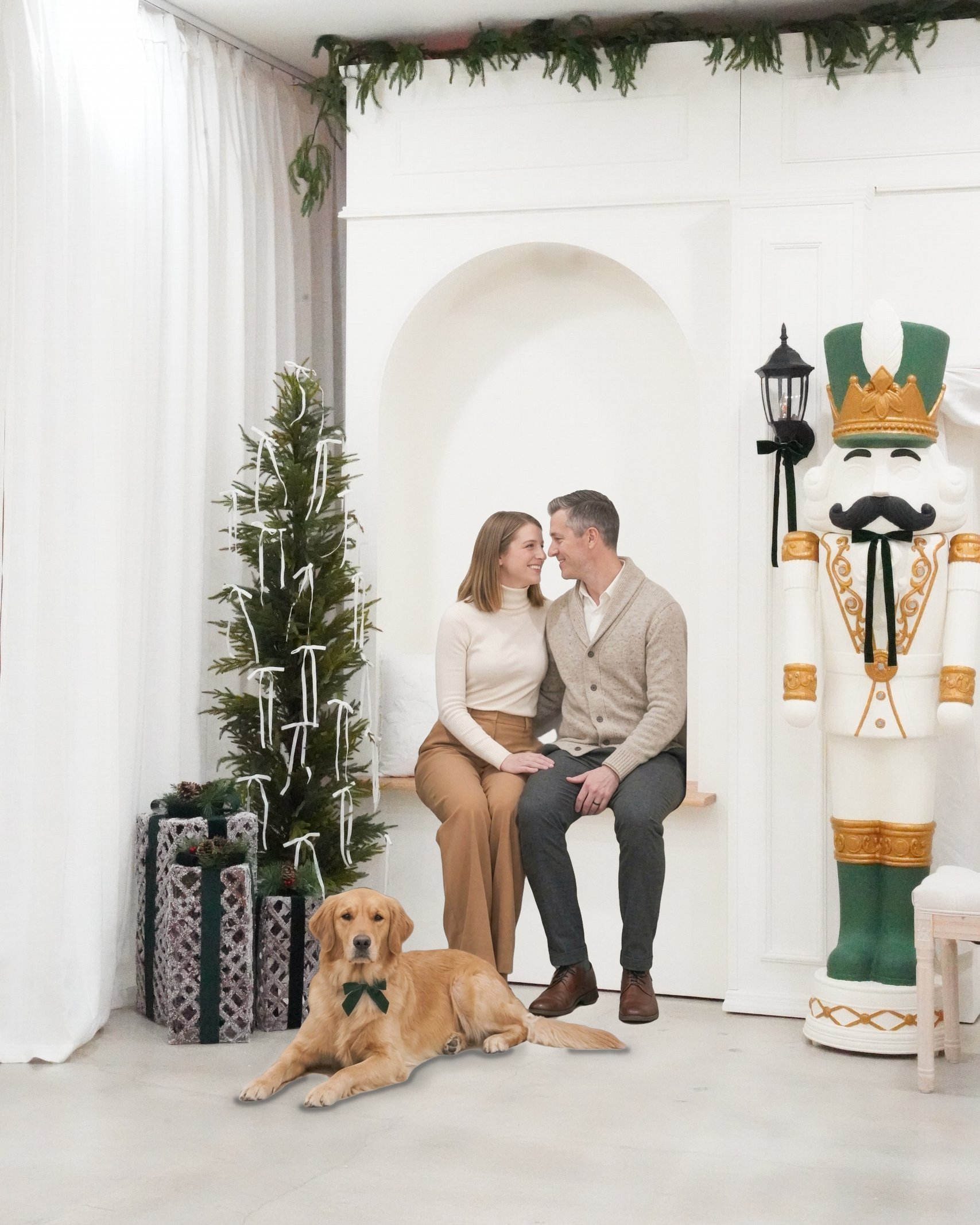 Christmas photoshoot in Miami | Creative Canvas Photo Studio Miami Set de fotos navideñas en Miami pareja en un rincón en arco con su golden retriever y un cascanueces