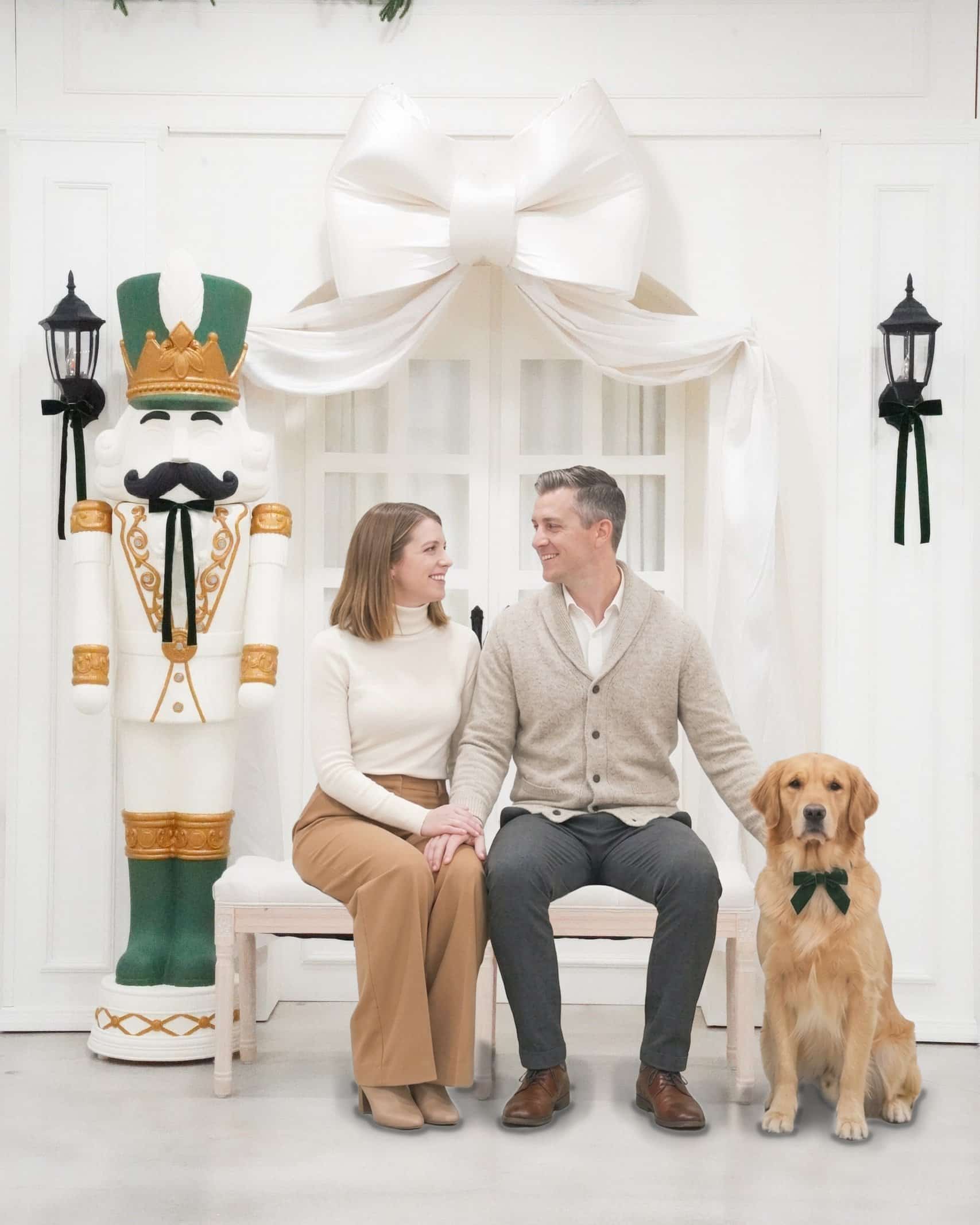Christmas photoshoot in Miami | Creative Canvas Photo Studio Miami Set de fotos navideñas en Miami pareja en una banca frente a puertas francesas con su perro