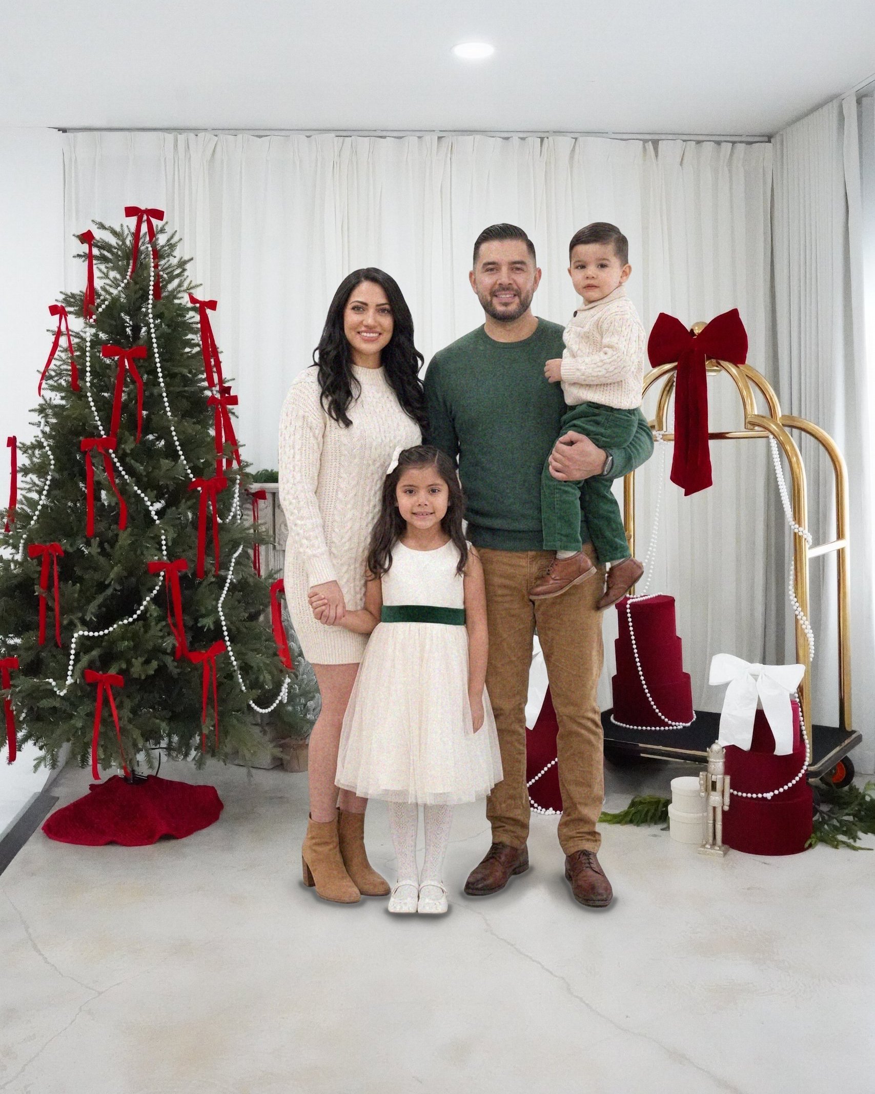 Christmas photography in Miami | Creative Canvas Photo Studio Miami Set de fotos navideñas en Miami familia de cuatro frente a la chimenea tallada del set Grand Lobby