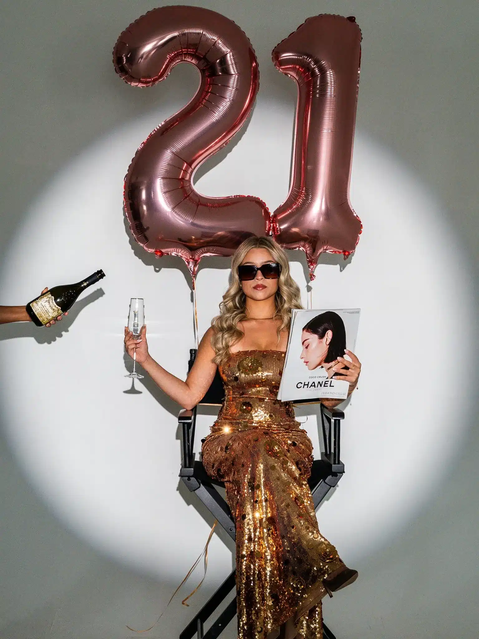21st Birthday Photoshoot Miami Photo Studio | Gold Balloons | Creative Canvas Photo Studio Miami Sesión de fotos de cumpleaños en Miami cumpleañera de lentejuelas doradas bajo globos del 21
