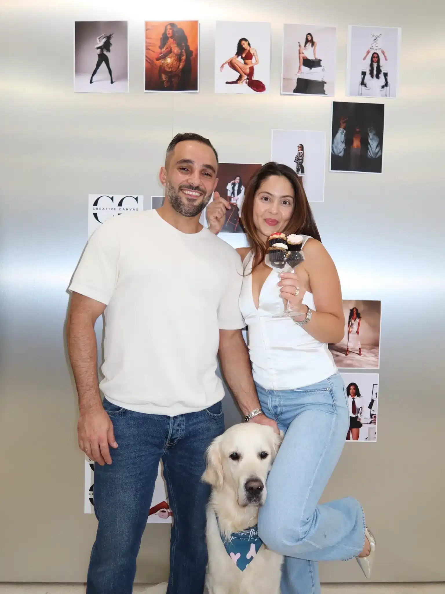 Couple Portraits by a Miami Photographer | Golden Retriever | Creative Canvas Photo Studio Miami Fotos de pareja con fotógrafo en Miami pareja sonriente de blanco y jeans con su golden retriever junto a una pared plateada