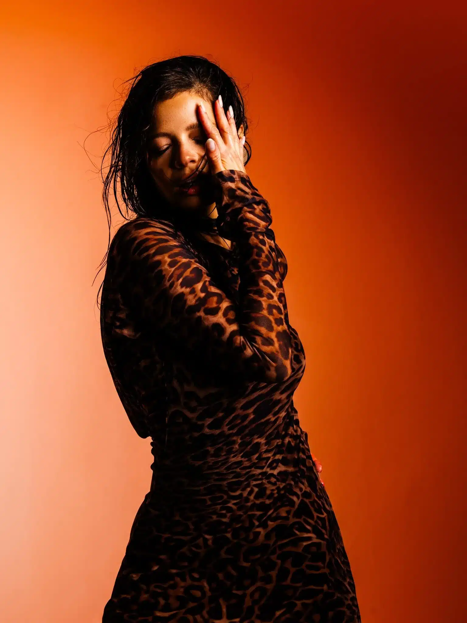 Editorial Fashion Photographer Miami | Leopard Red Light | Creative Canvas Photo Studio Miami Book de fotos en Miami mujer con vestido de leopardo de espaldas bajo luz roja