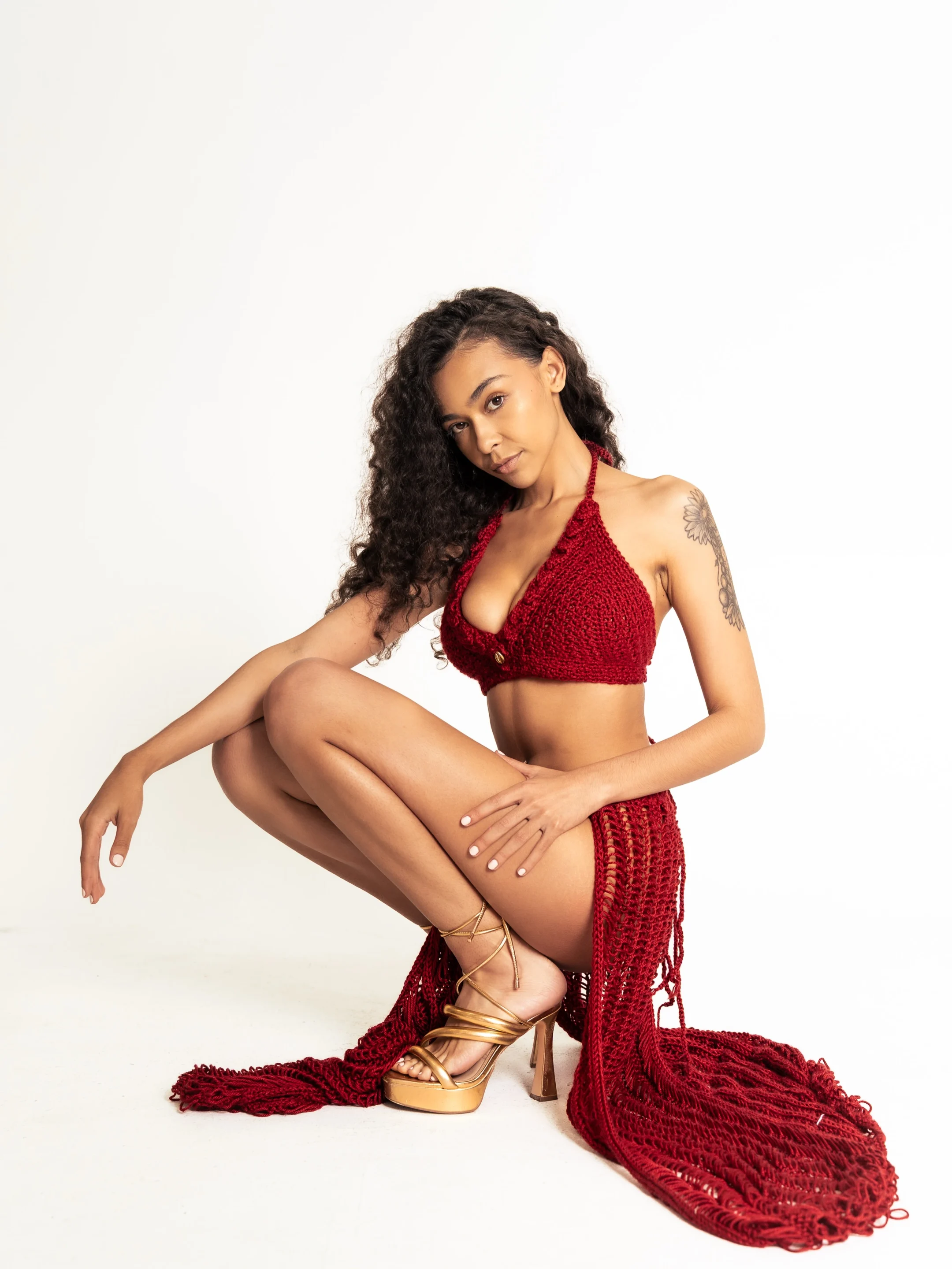 Fashion photography studio in Miami | Creative Canvas Photo Studio Miami Book fotográfico en Miami conjunto rojo de crochet con la falda de flecos extendida