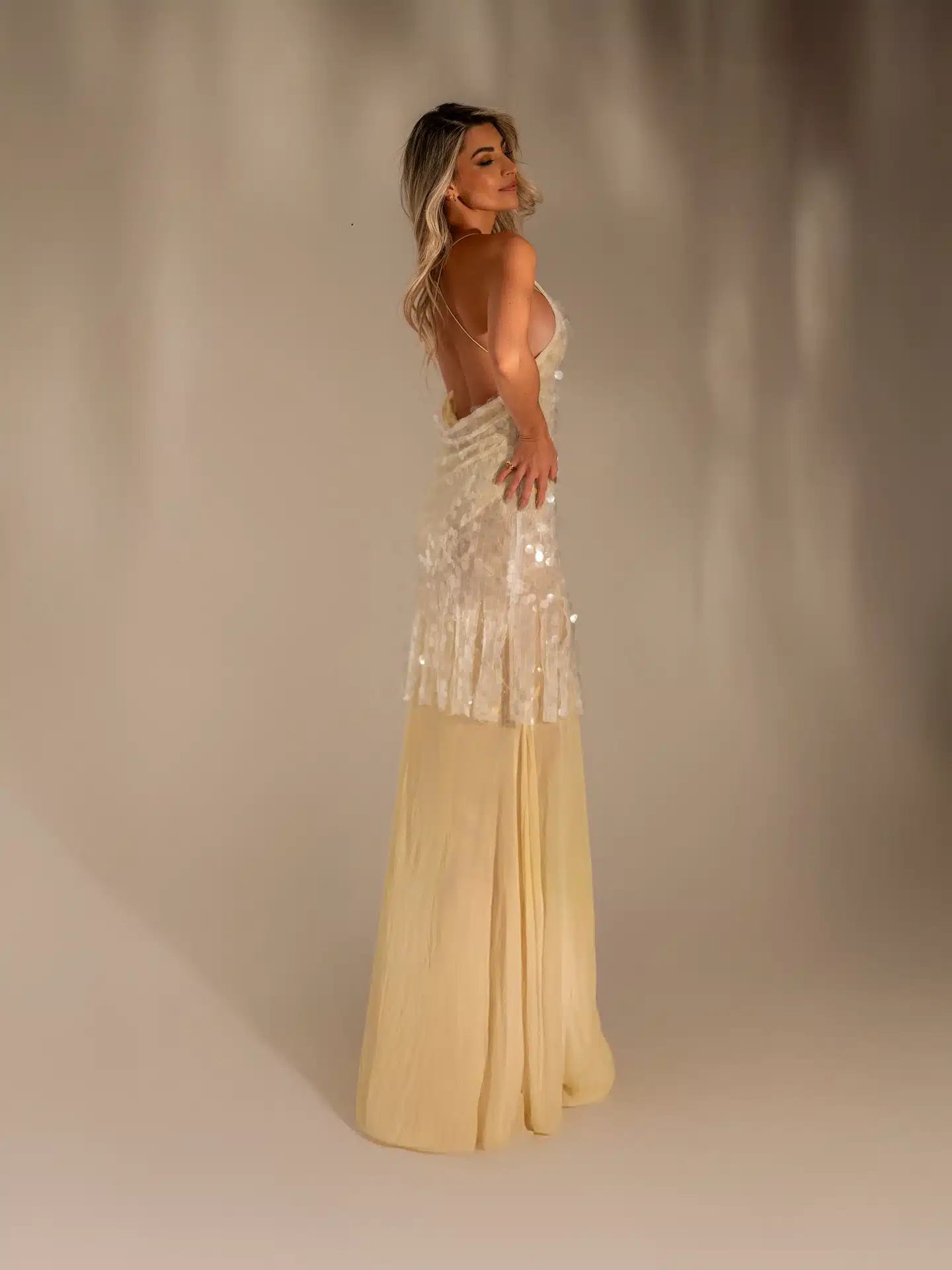 Fashion photoshoot in Miami | Creative Canvas Photo Studio Miami Sesión de fotos de moda en Miami vestido crema de lentejuelas con espalda descubierta de perfil