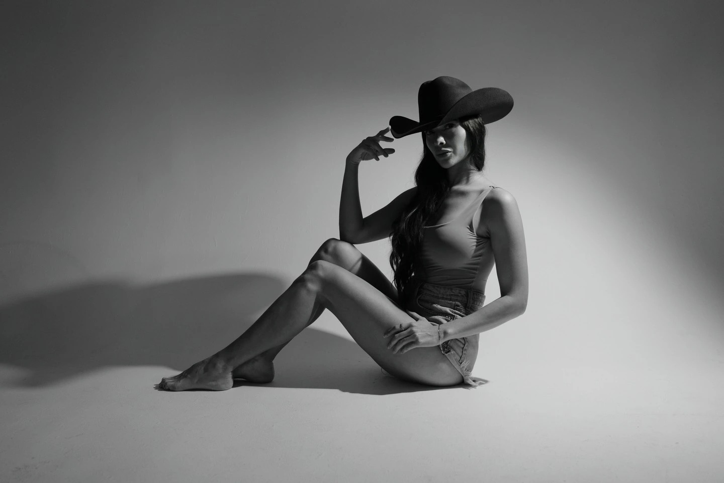 Fashion photoshoot in Miami | Creative Canvas Photo Studio Miami Moda editorial en Miami retrato en blanco y negro con sombrero vaquero y shorts de mezclilla