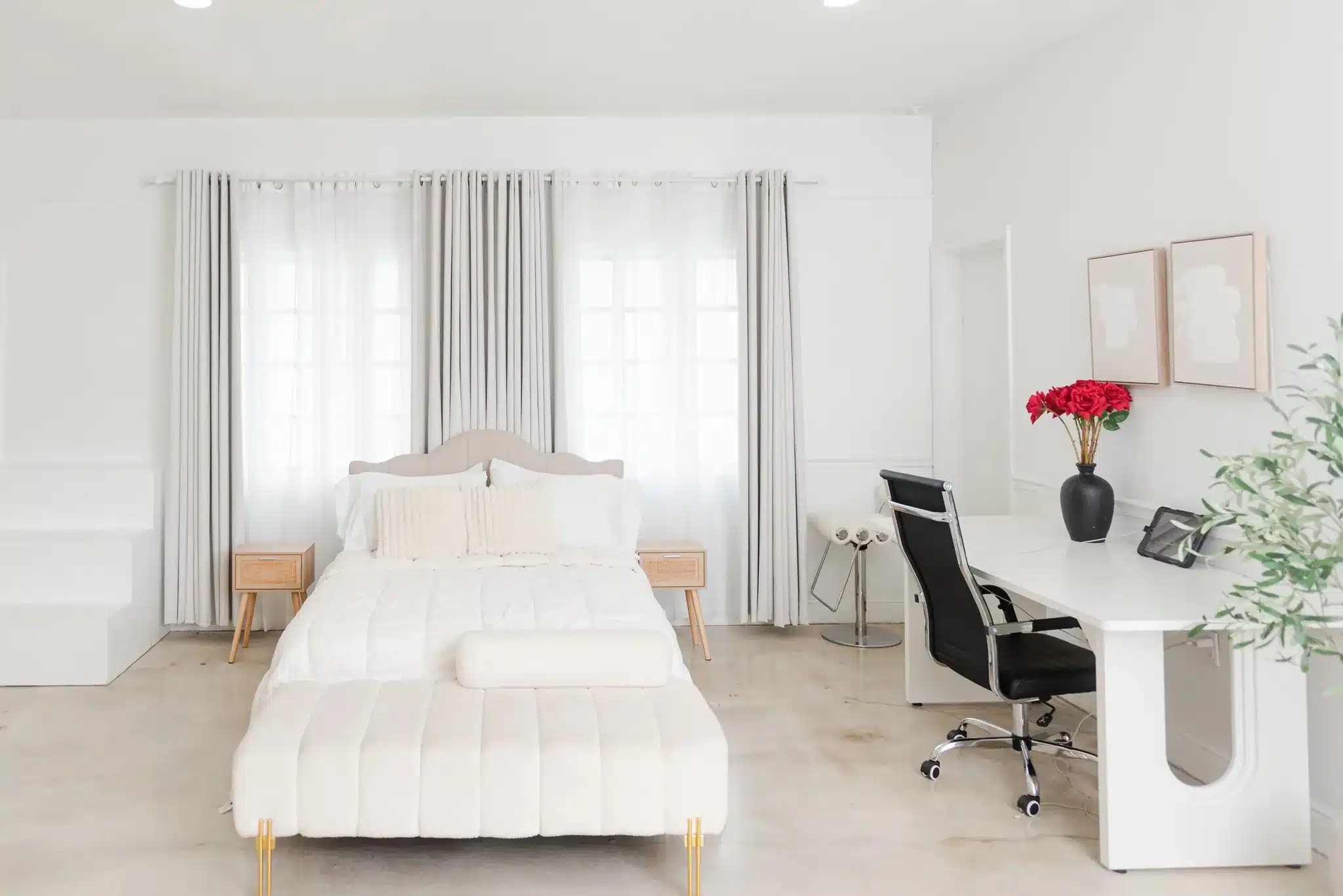 Photo studio rental in Miami | Creative Canvas Photo Studio Miami Foto estudio en Miami set de recámara con cama blanca junto a un set de oficina