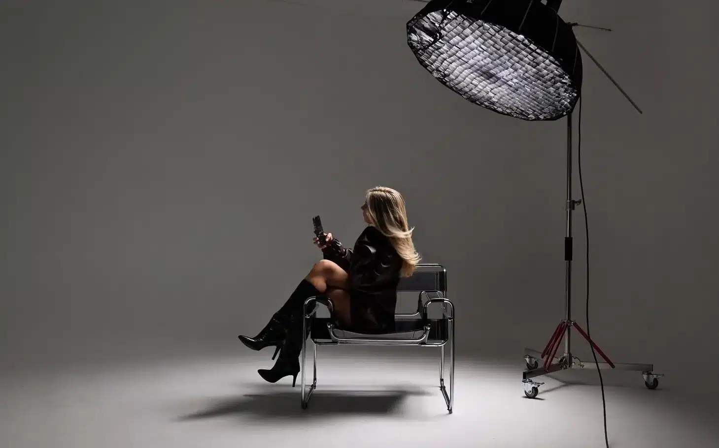 Photo Studio Rental in Miami | Behind the Scenes Lighting | Creative Canvas Photo Studio Miami Estudio de fotos en Miami modelo en una silla de cromo y cuero bajo una gran caja de luz