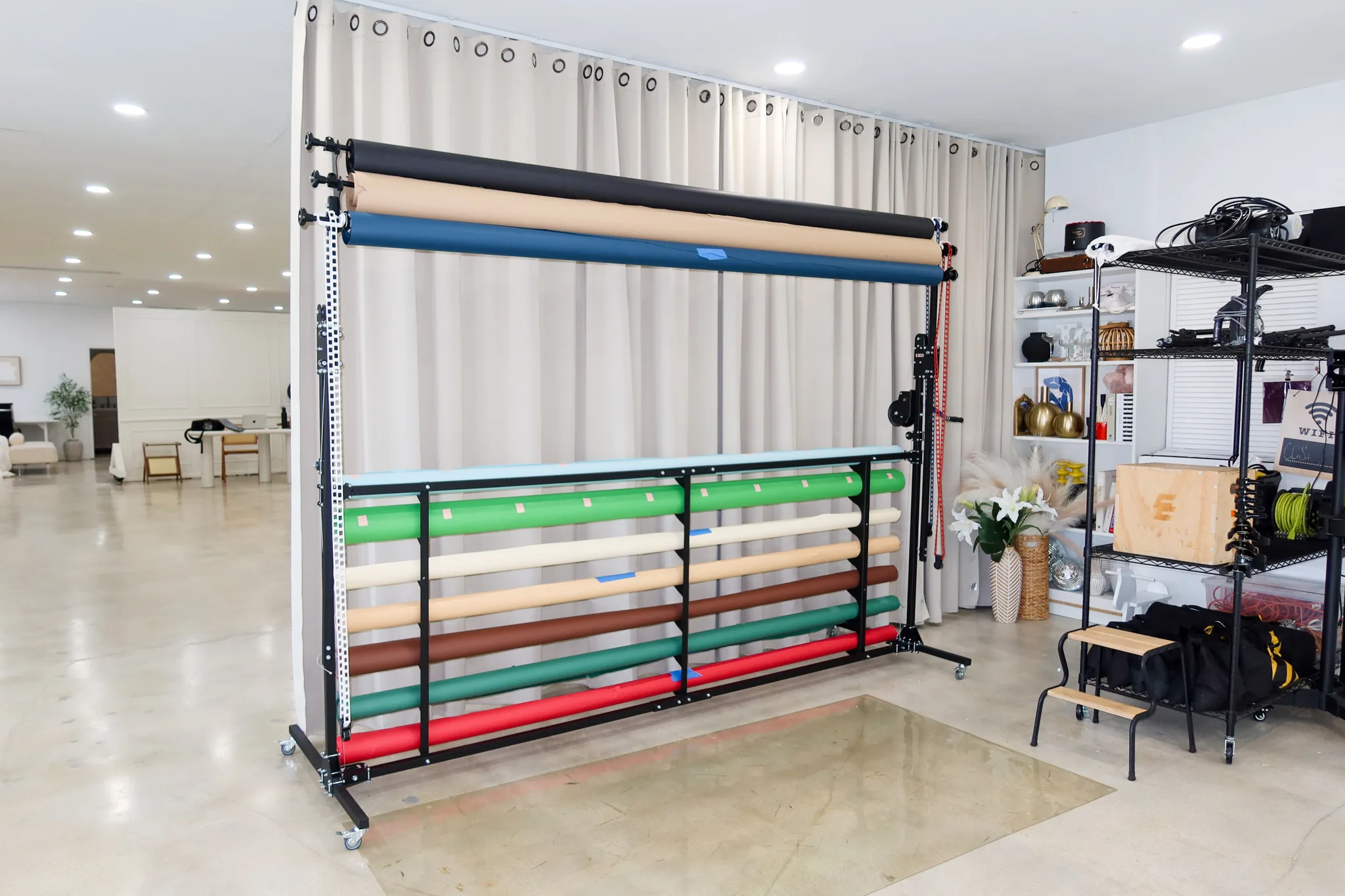 Photo studio rental in Miami | Rack of Seamless Paper Backdrop Rolls | Creative Canvas Photo Studio Miami Foto estudio en Miami rack de rollos de fondo de papel sin costuras en muchos colores