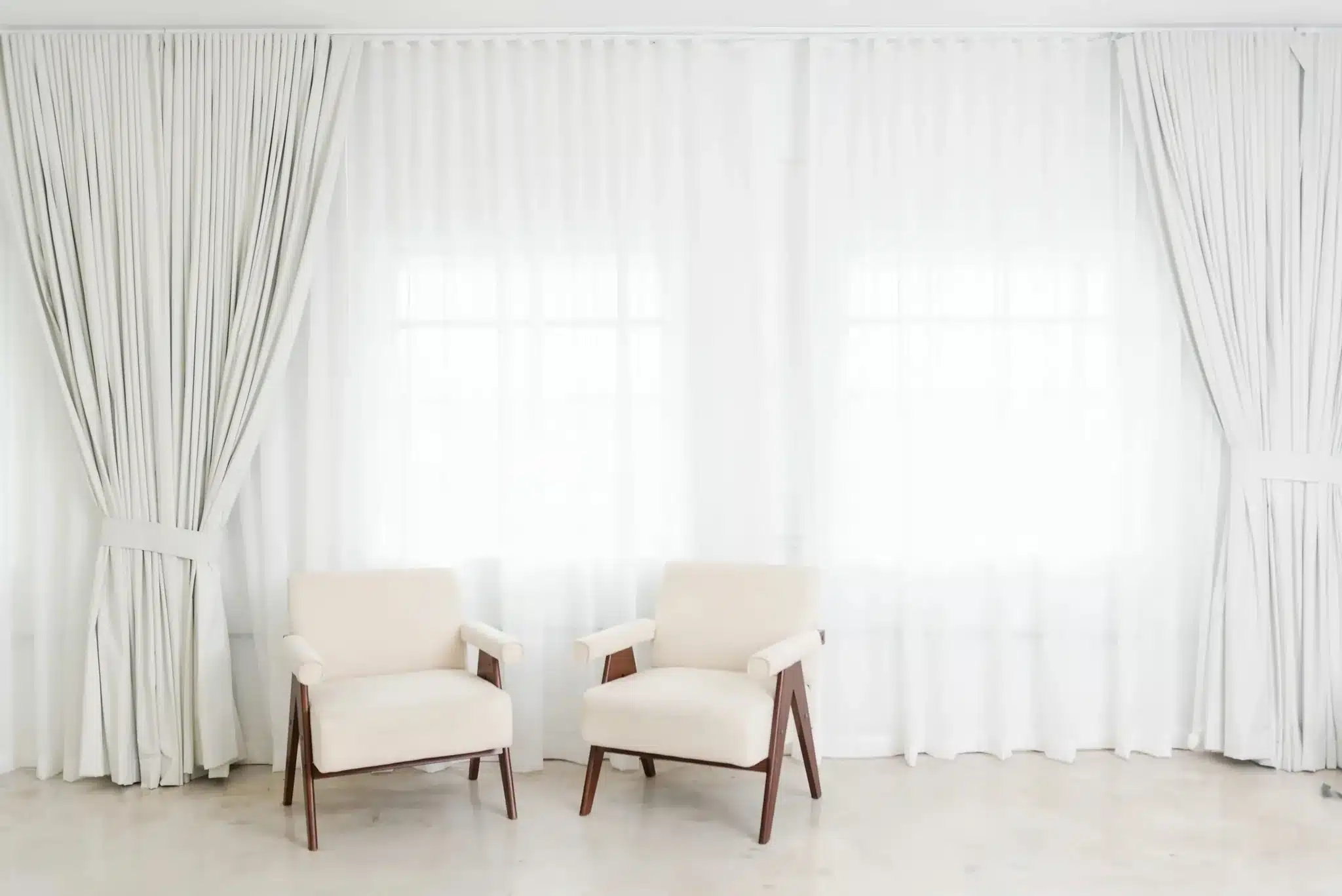 Photography studio in Miami | Creative Canvas Photo Studio Miami Estudio fotográfico en Miami dos sillones frente a cortinas blancas